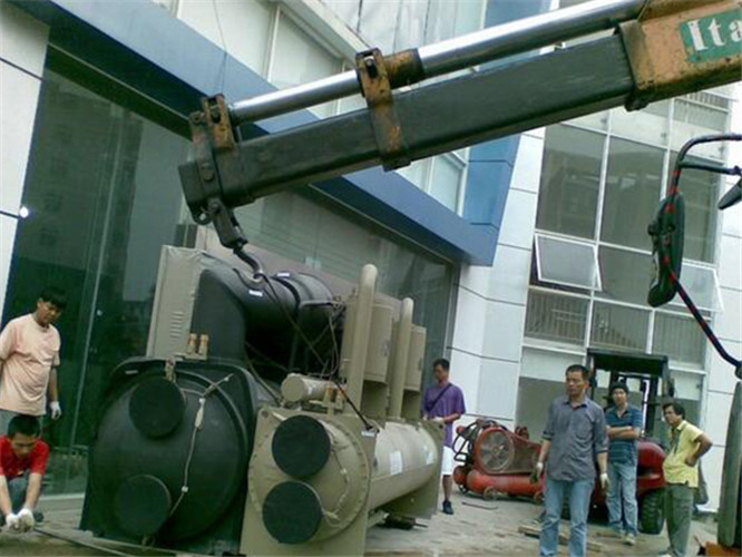 阳东区随车吊和汽车吊的核心区别是什么？哪种更省钱？